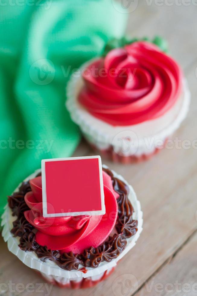 red rose cupcakes on wooden table photo