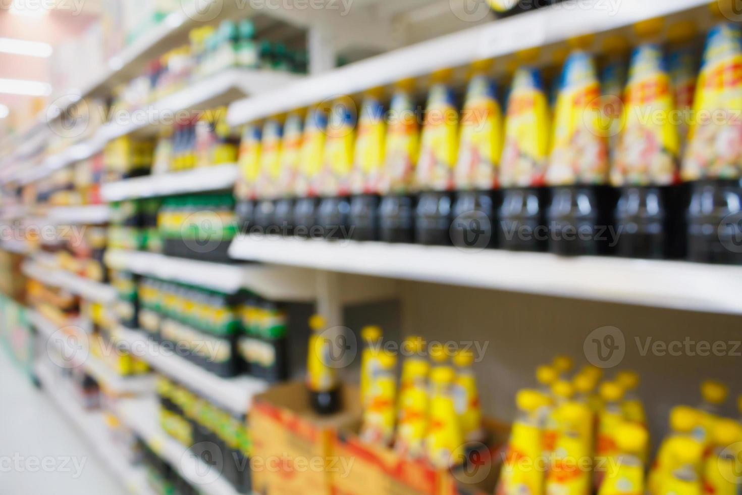 fondo borroso de supermercado con estante de producto de salsa foto