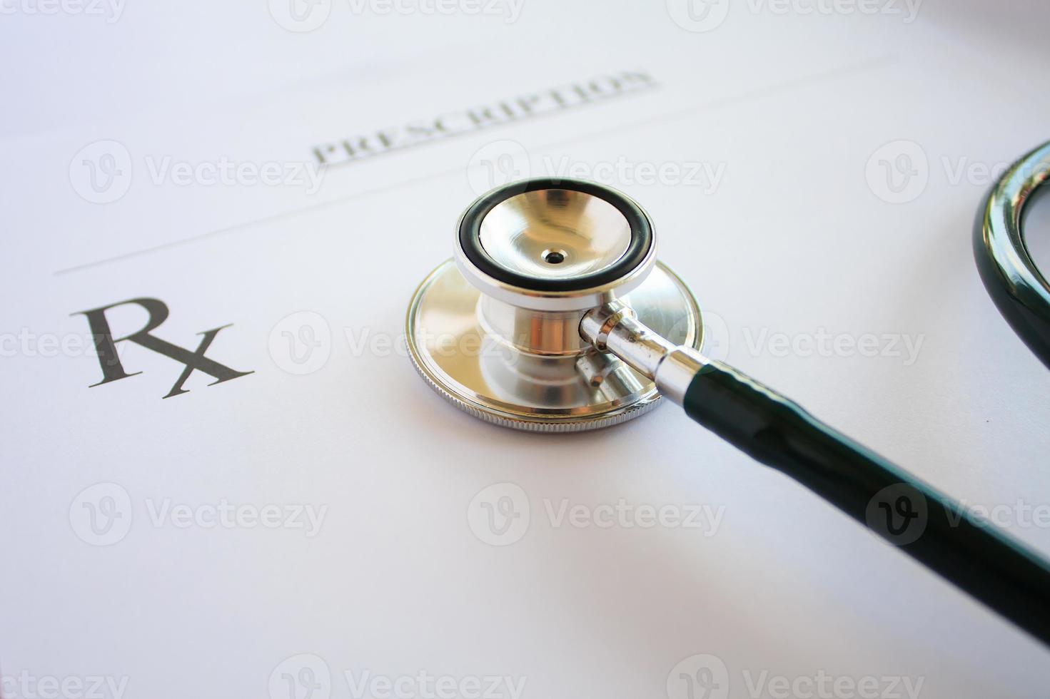 prescripción médica en blanco con estetoscopio foto