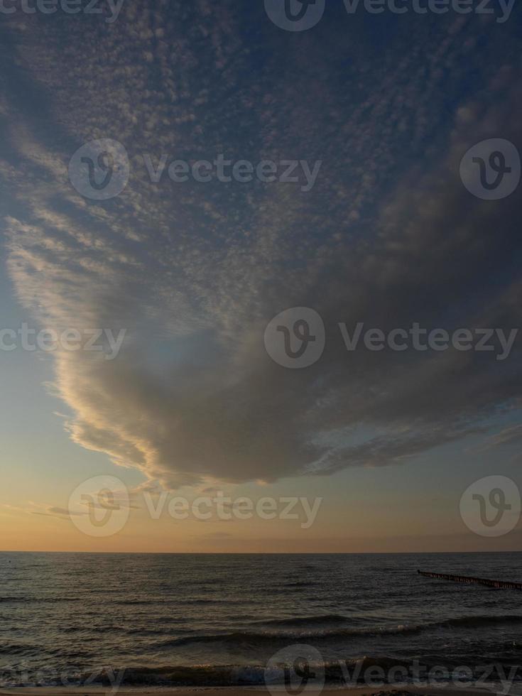 puesta de sol en la playa de zingst foto