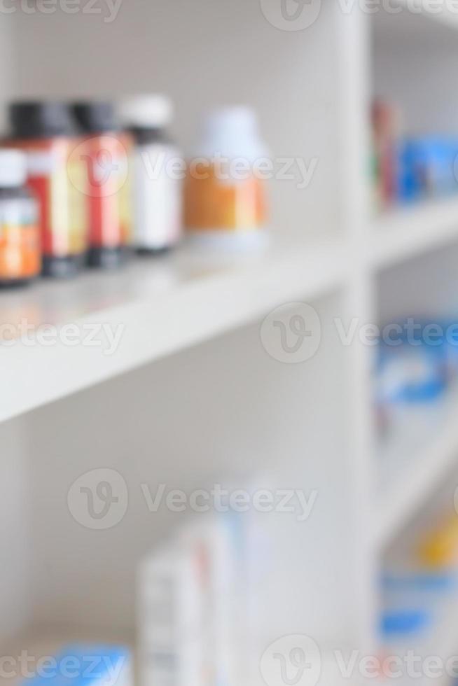 botellas en el estante de la tienda de farmacia foto