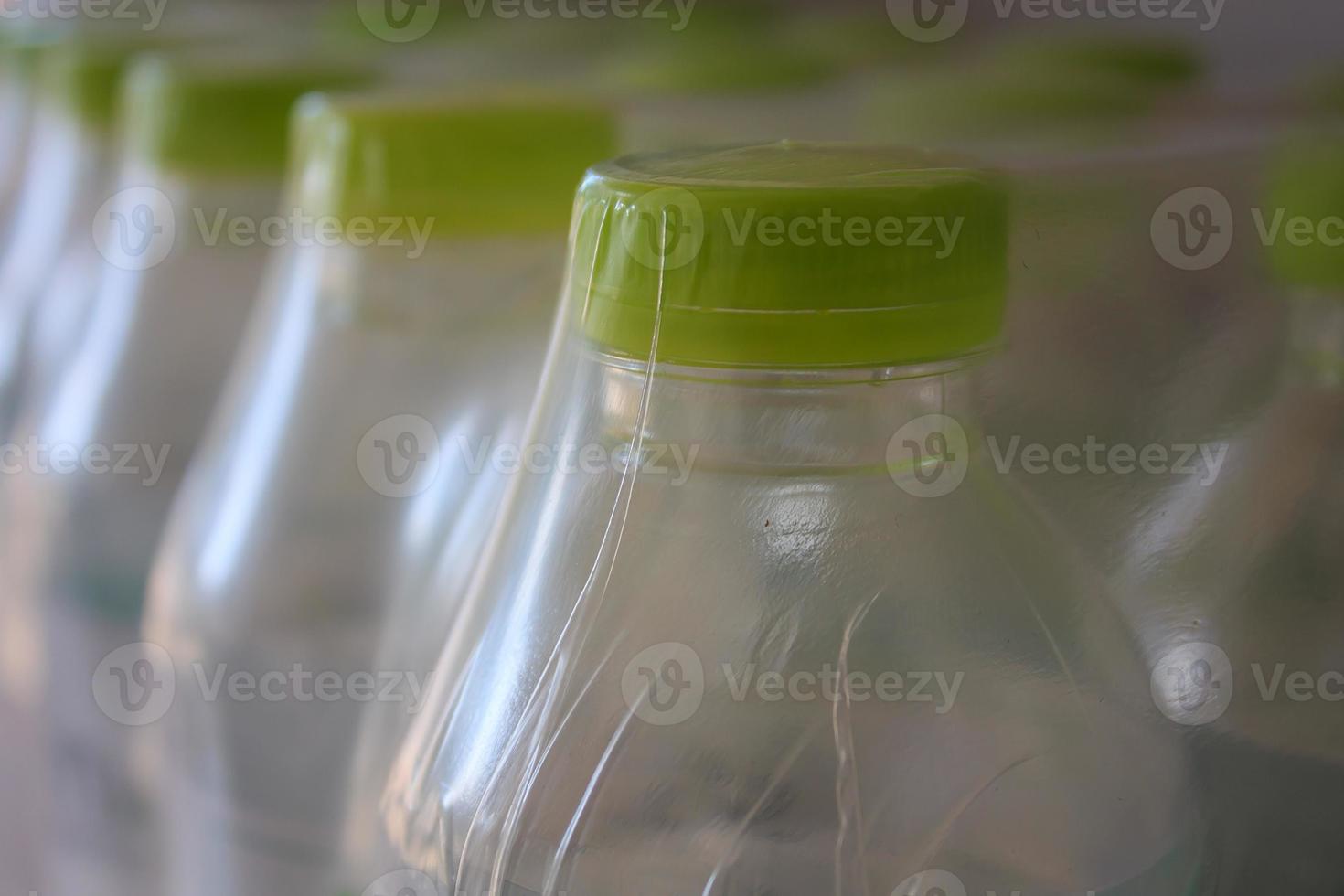 botellas de agua en envase de plástico foto