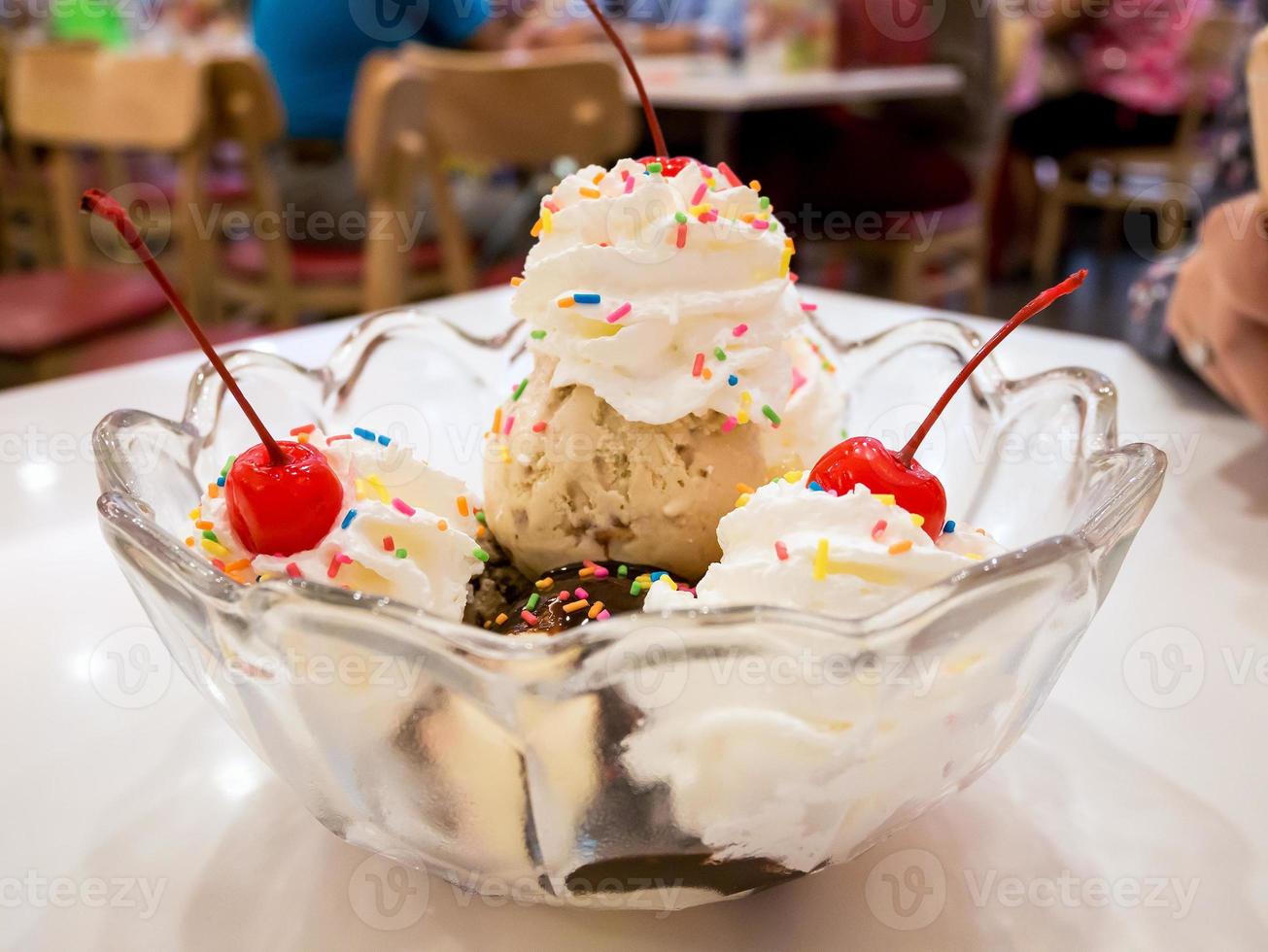 bolas de helado con cereza foto