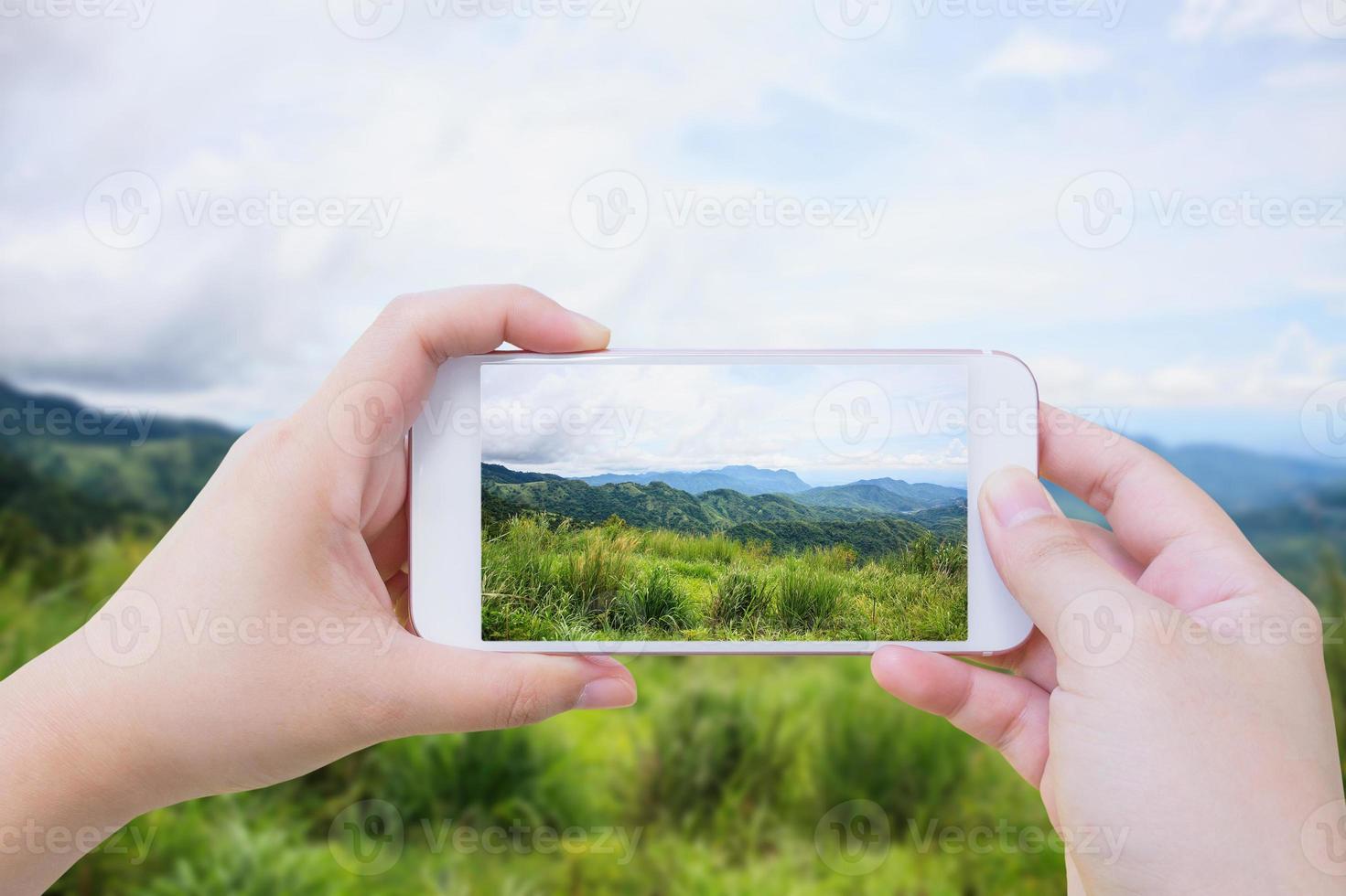 tomando fotos de hermosos paisajes en las montañas