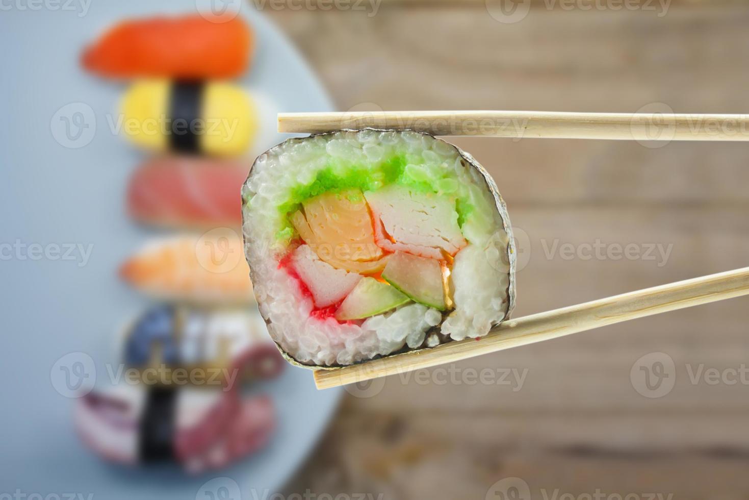 sushi con palillos foto