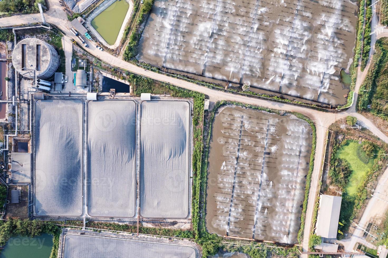 gran estanque de tratamiento de aguas residuales y estanque de biomasa de fermentación cubierto de plástico en una planta de bioetanol de energía renovable foto