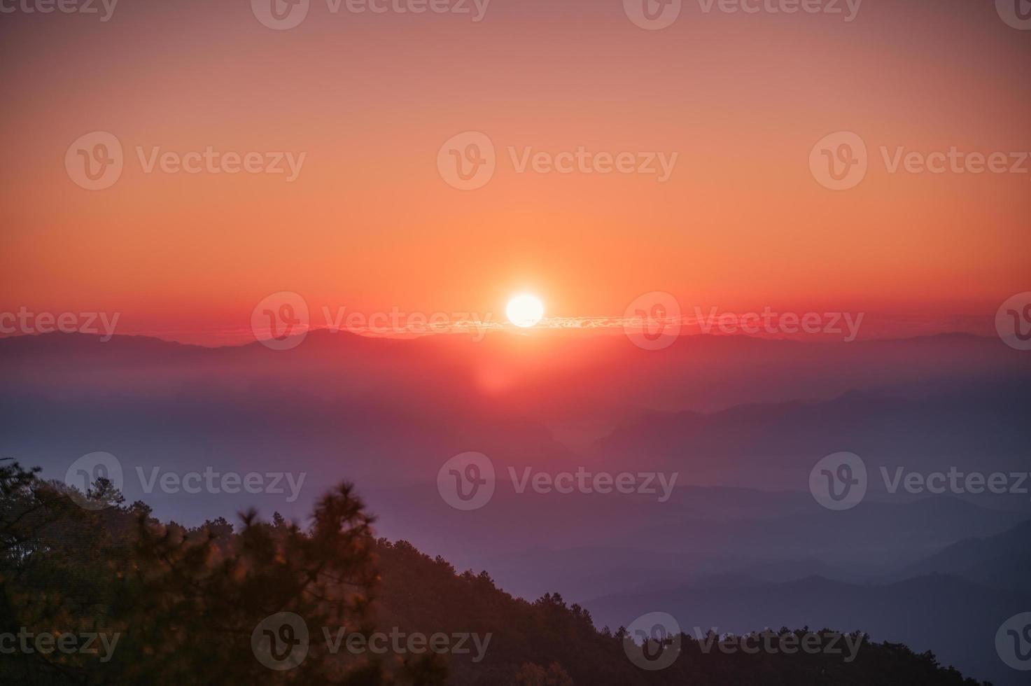 amanecer sobre la montaña con un cielo colorido en la selva tropical en el parque nacional por la mañana foto