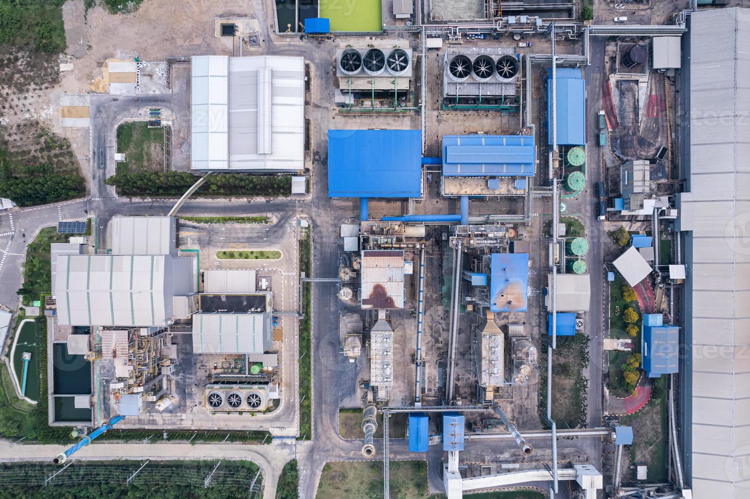 vista aérea de la infraestructura de construcción de la planta de energía industrial, chamical inteligente, almacén de tuberías de refinería de gas y petróleo foto