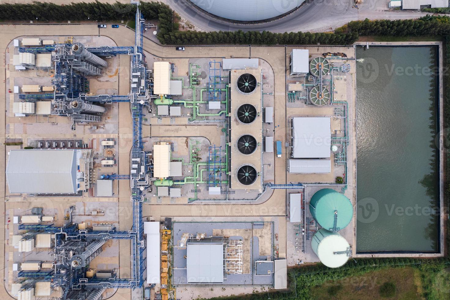 vista aérea de la infraestructura de construcción de la planta de energía industrial, chamical inteligente, almacén de tuberías de refinería de gas y petróleo foto