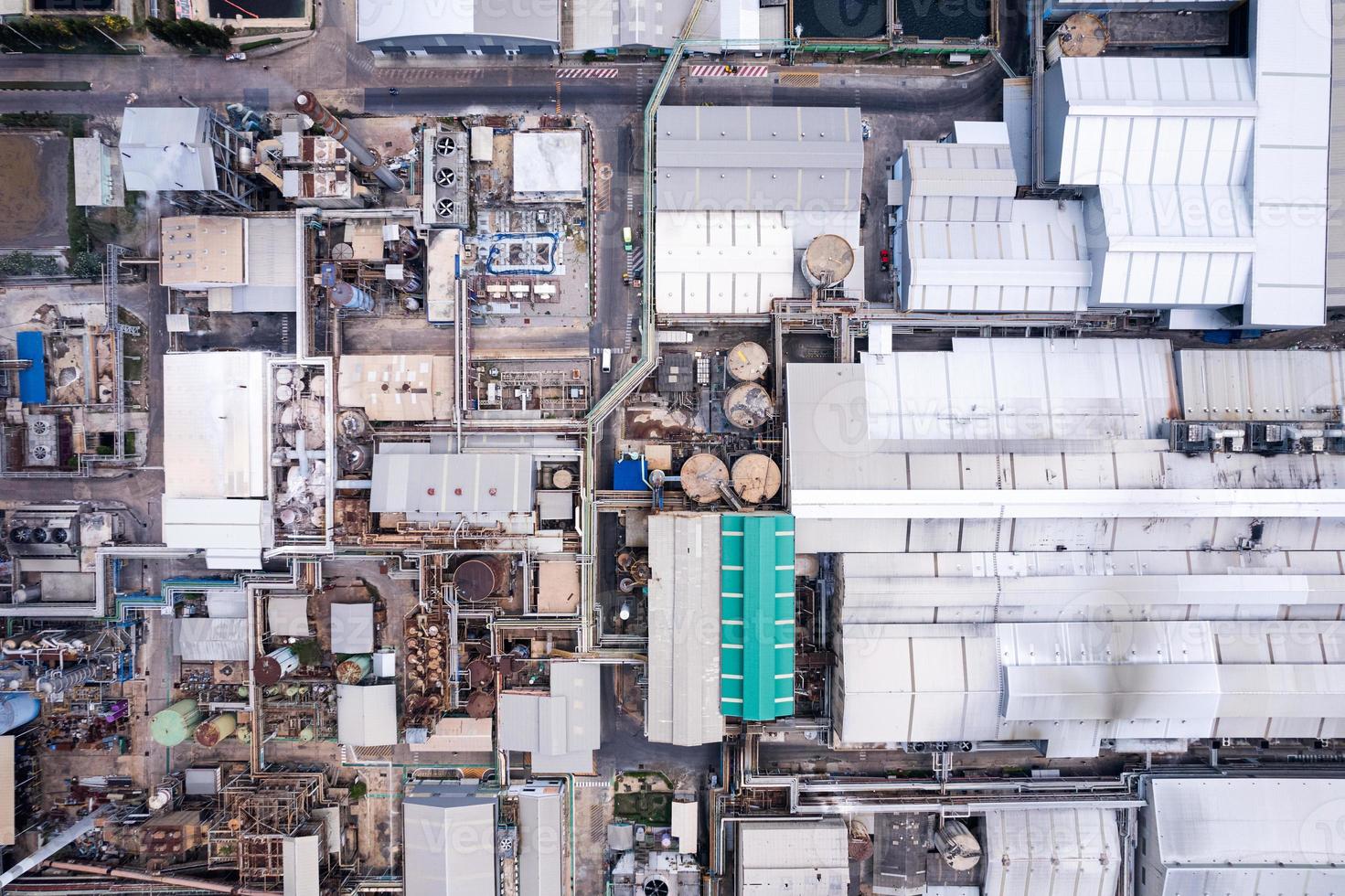 vista aérea de la infraestructura de construcción de la planta de energía industrial, chamical inteligente, almacén de tuberías de refinería de gas y petróleo foto