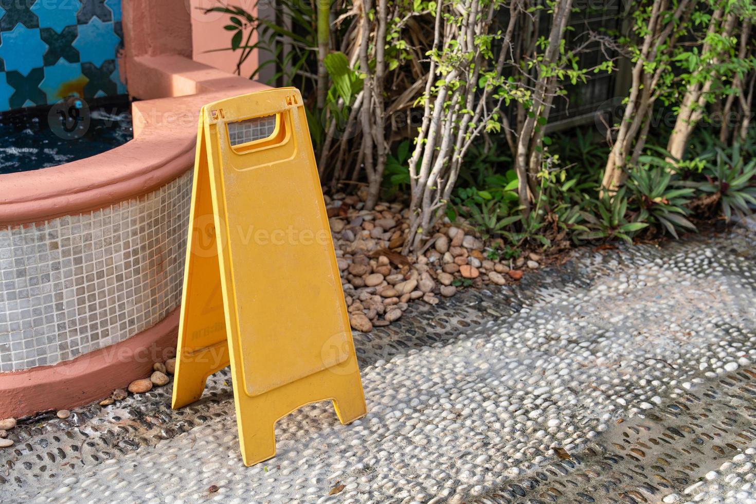 cartel amarillo para señal de notificación en el suelo foto