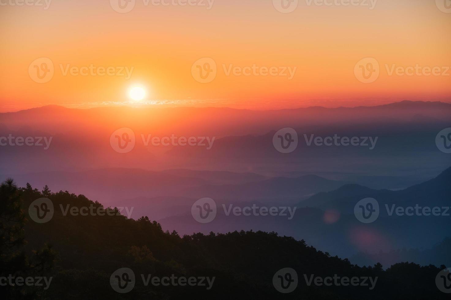 amanecer sobre la montaña con un cielo colorido en la selva tropical en el parque nacional por la mañana foto