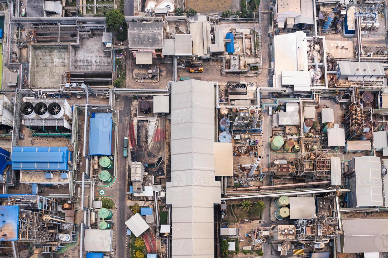 vista aérea de la infraestructura de construcción de la planta de energía industrial, chamical inteligente, almacén de tuberías de refinería de gas y petróleo foto