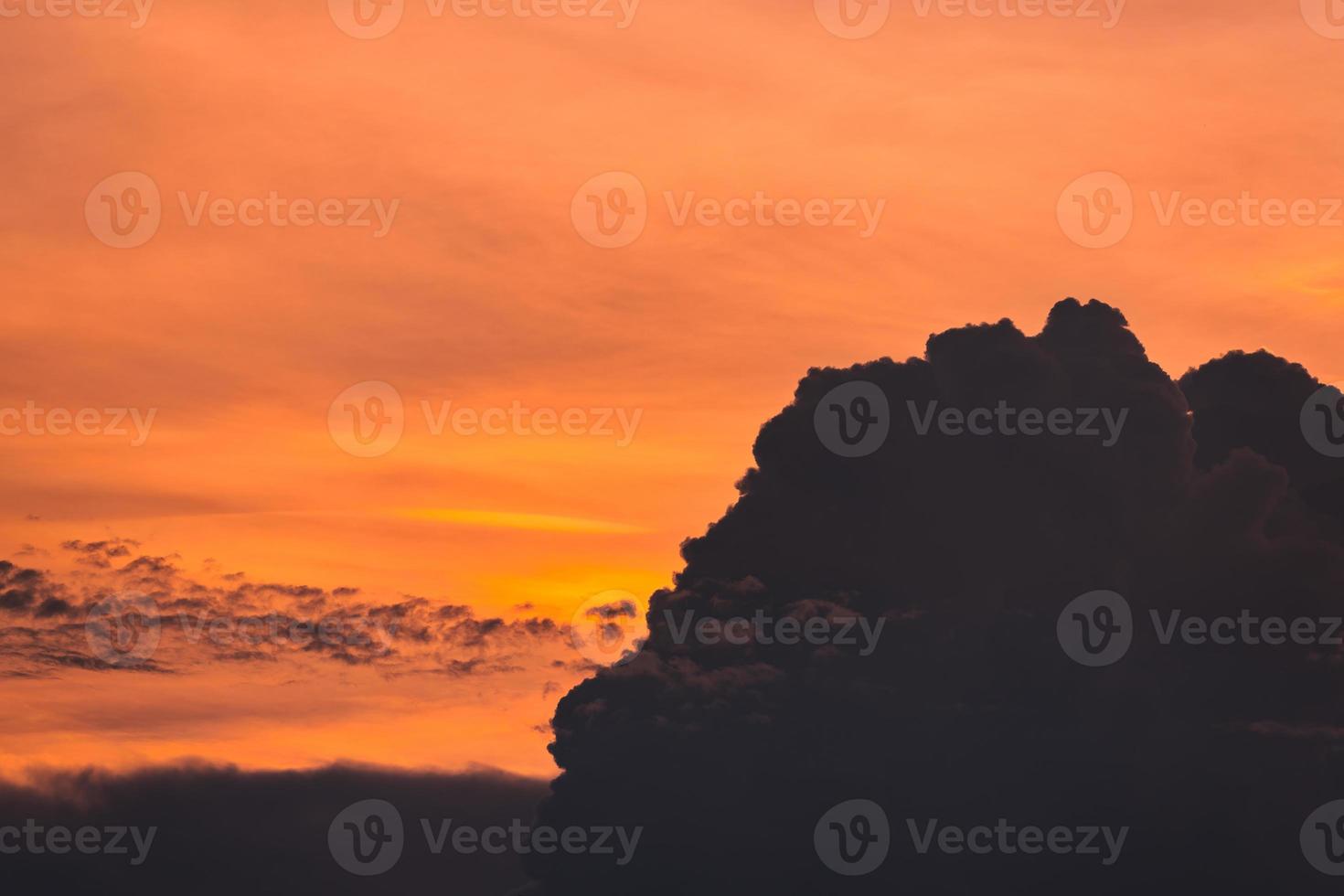 cielo colorido con nubes al atardecer foto