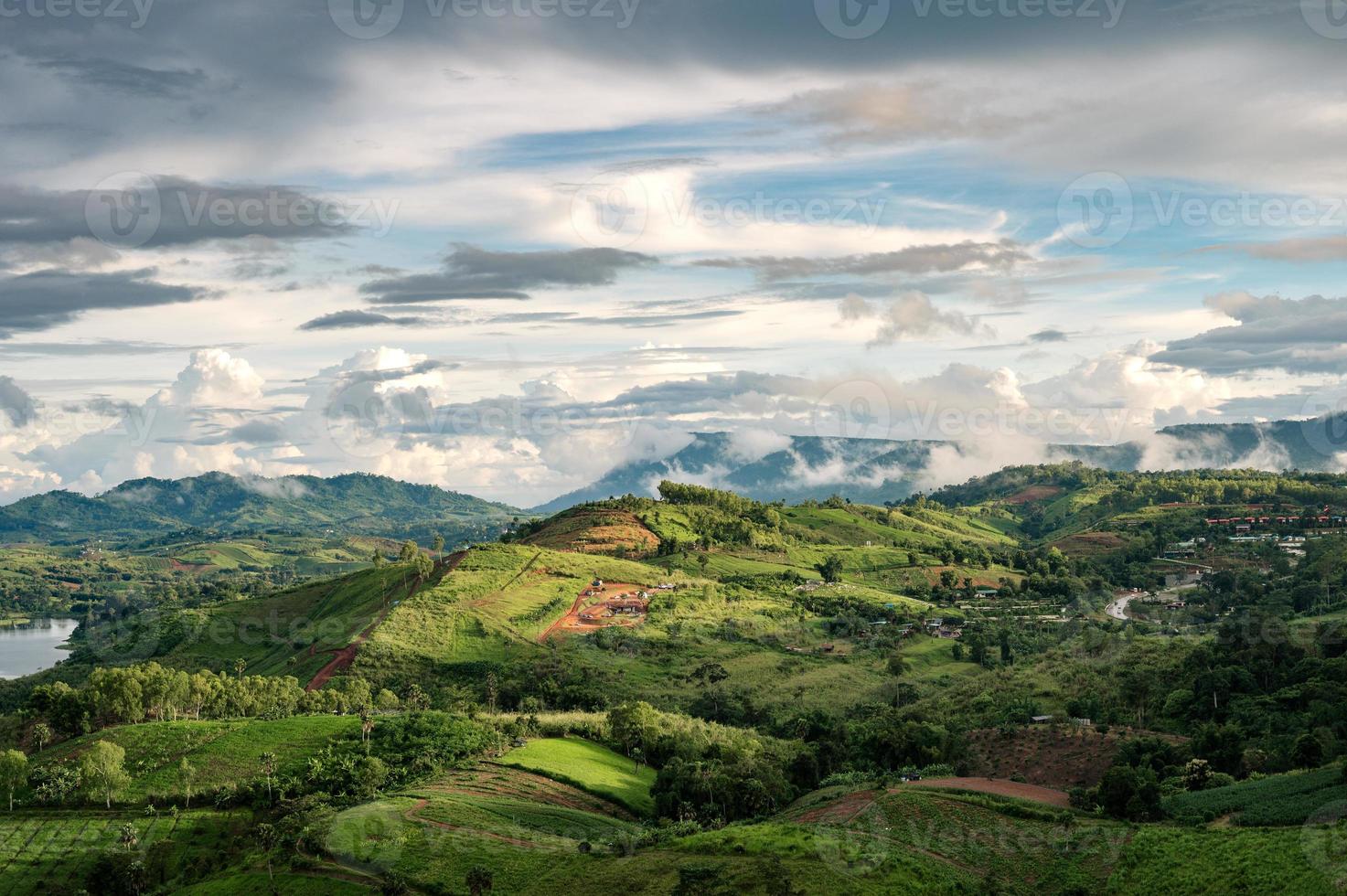 paisaje de colina agrícola rural con luz solar brillando en temporada de lluvias en khao kho foto