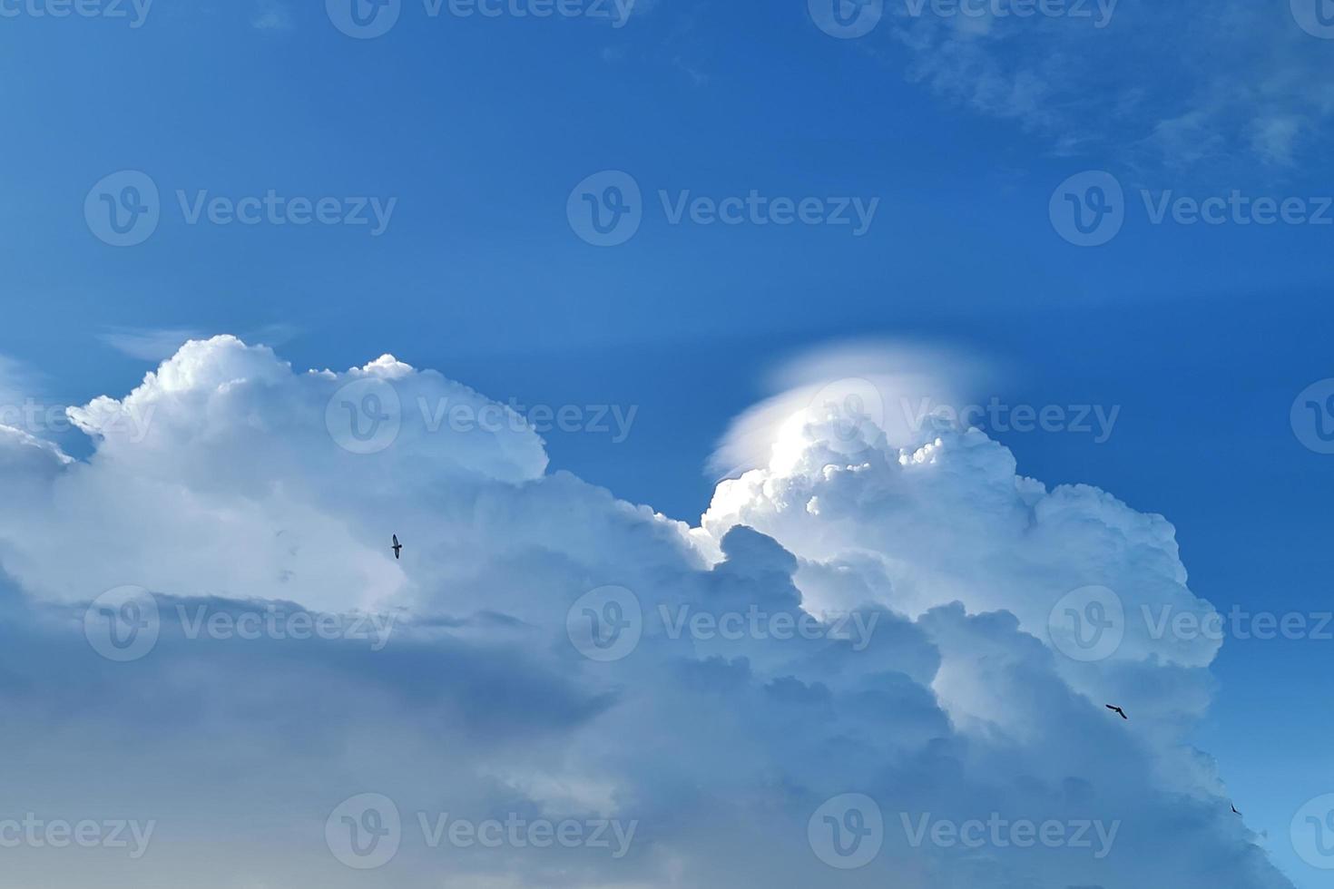 nubes lenticulares blancas en el cielo azul foto