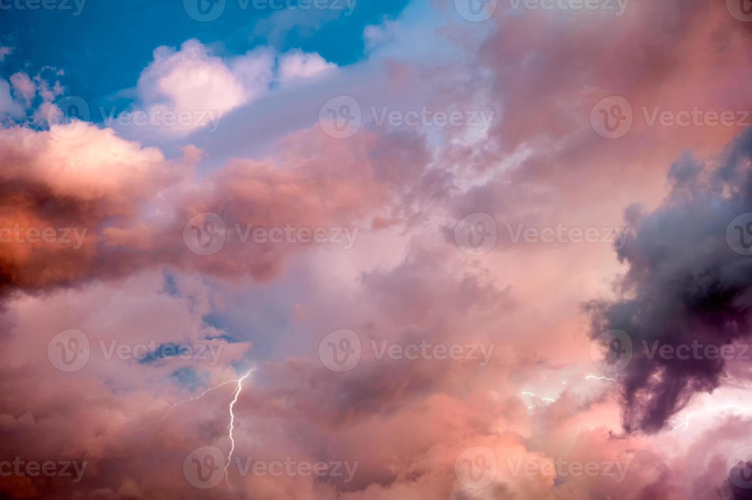 hermoso cielo dramático con nubes coloridas y rayos al atardecer foto