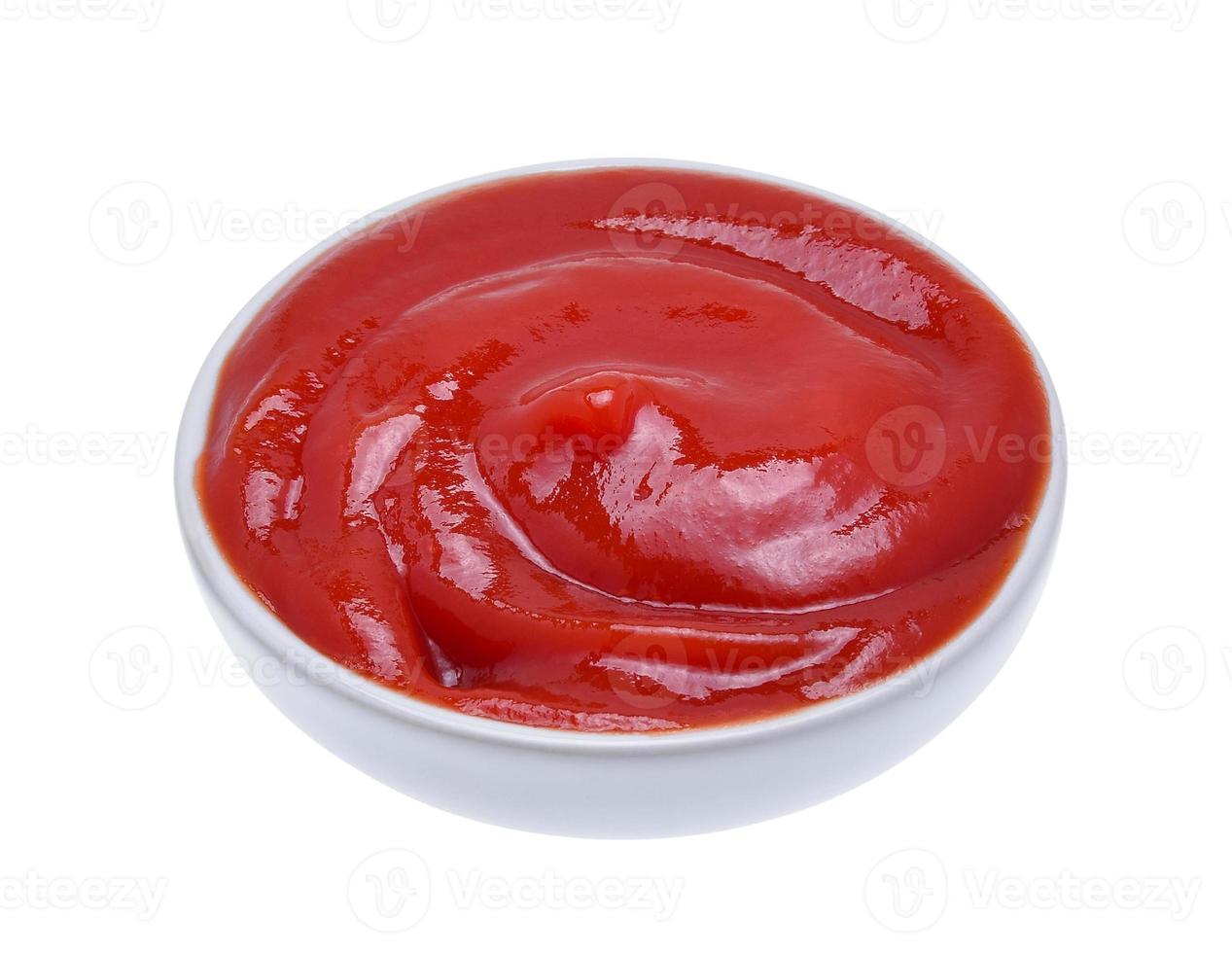 Tazón de ketchup o salsa de tomate aislado sobre fondo blanco. foto