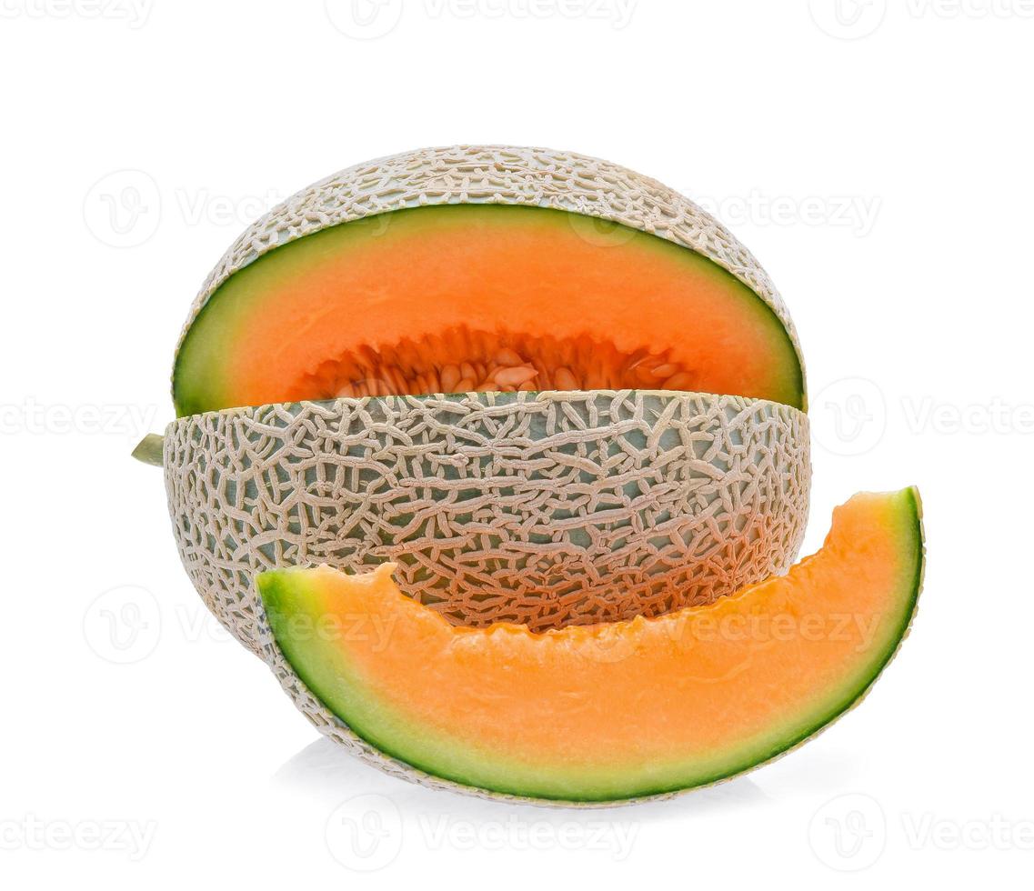 Melón cantalupo aislado sobre fondo blanco. foto