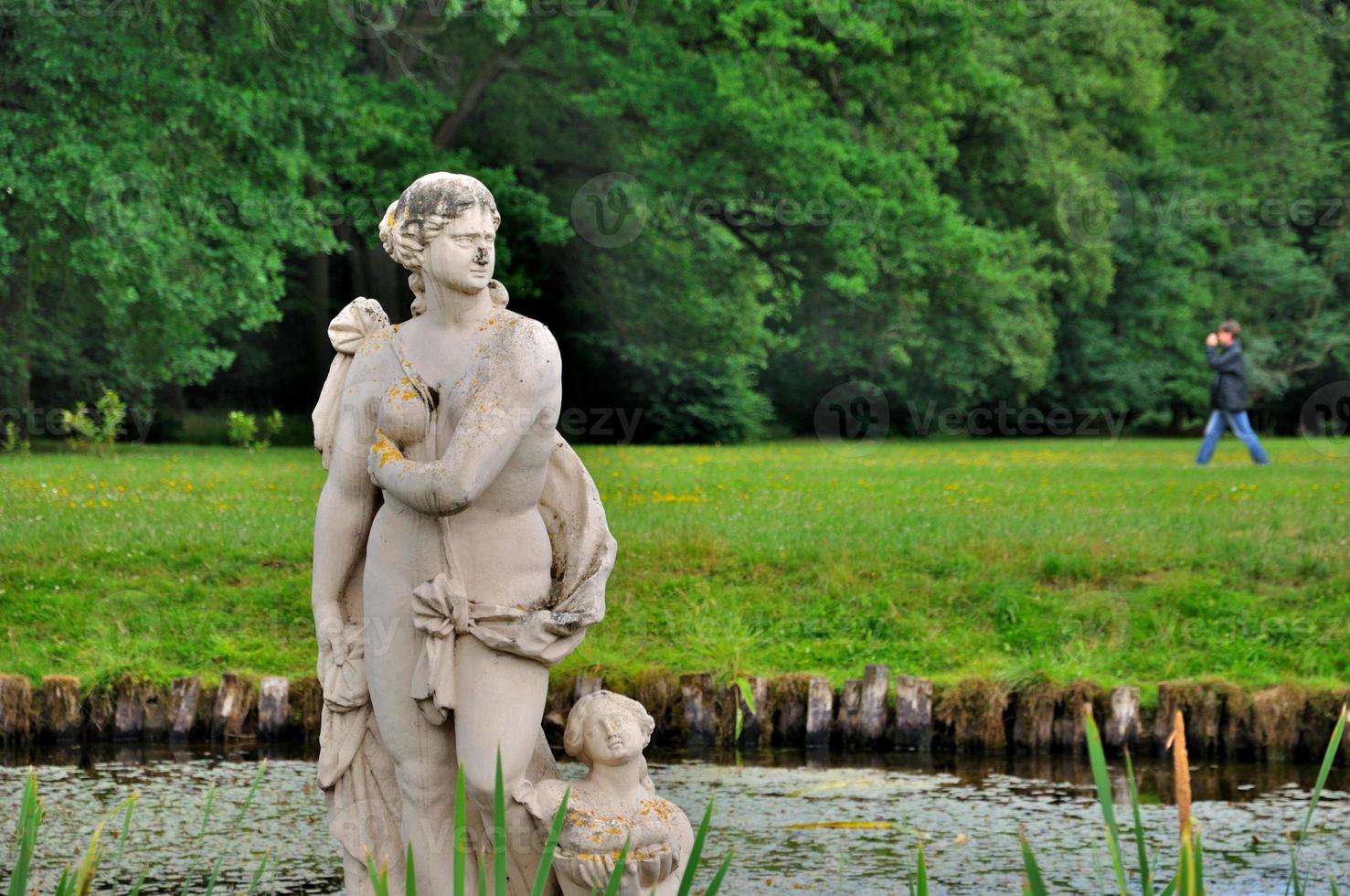 escultura de una mujer desnuda en el lago del parque schloss fasanarie en fulda, hessen, alemania foto