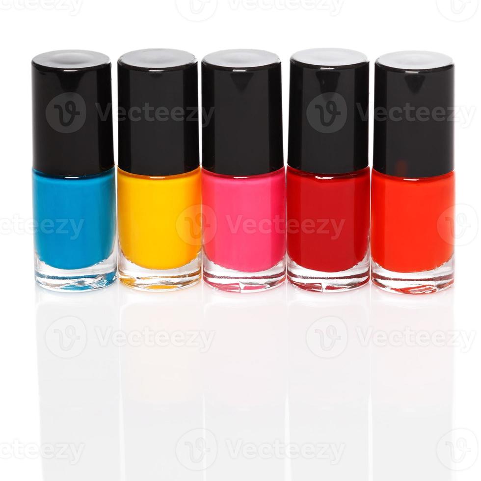 botellas con un colorido esmalte de uñas foto