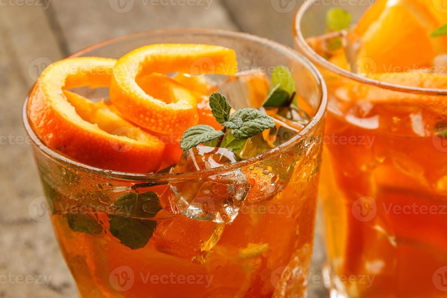 limonada refrescante con naranjas y menta foto