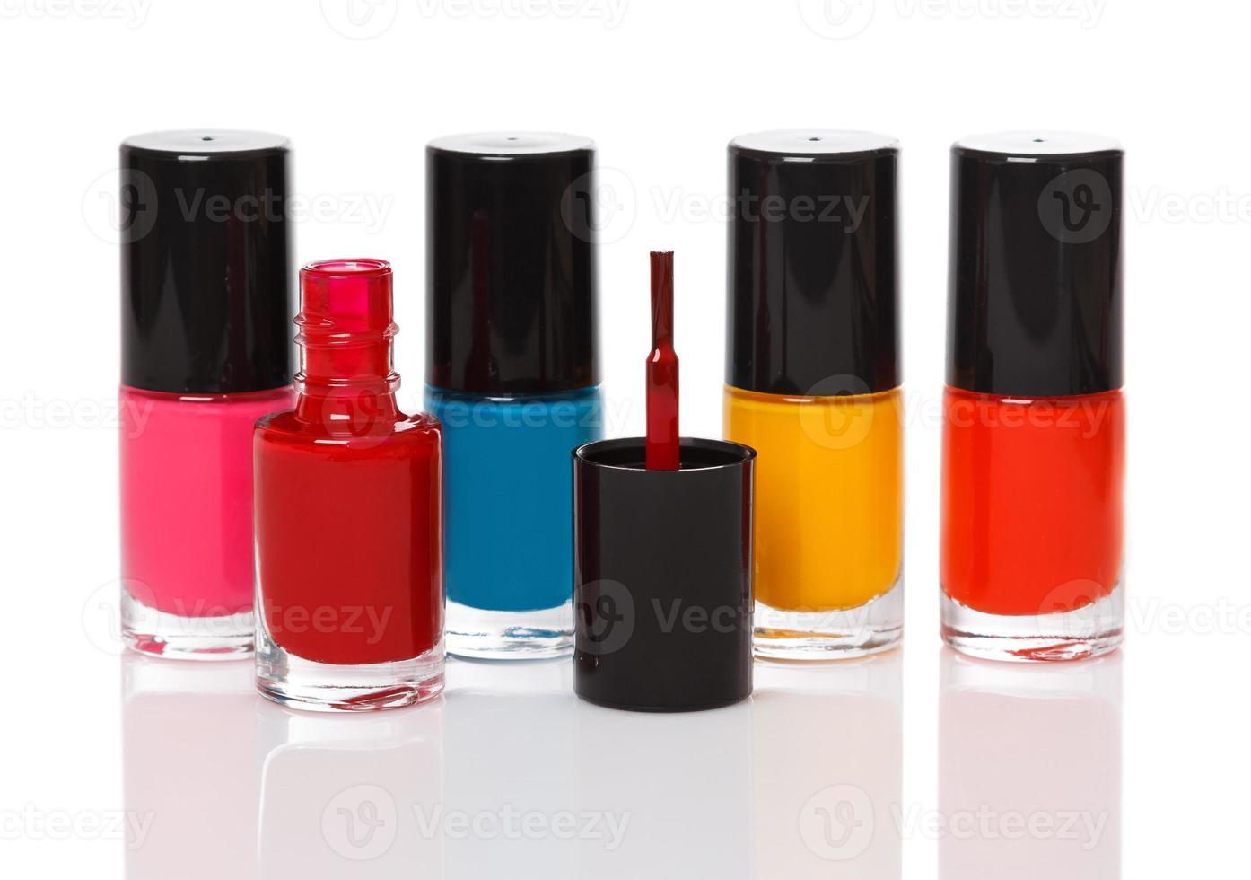 botellas con un colorido esmalte de uñas foto