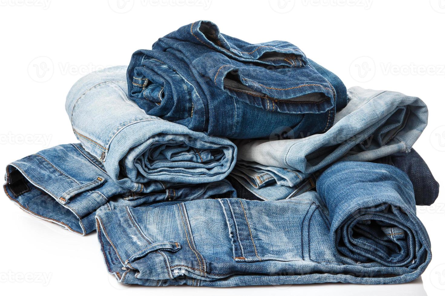 pila de jeans azules foto