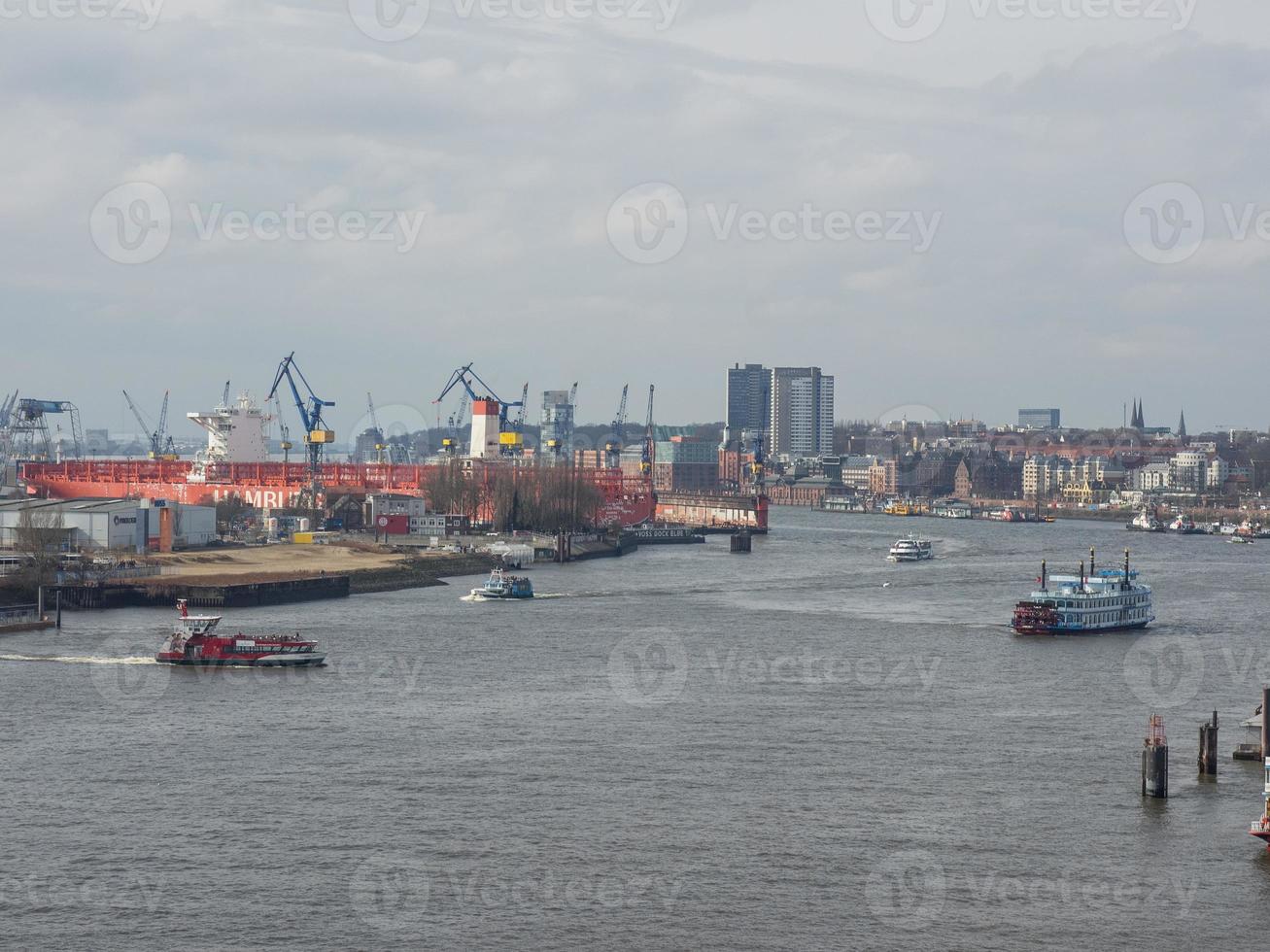 la ciudad de hamburgo en el río elba foto