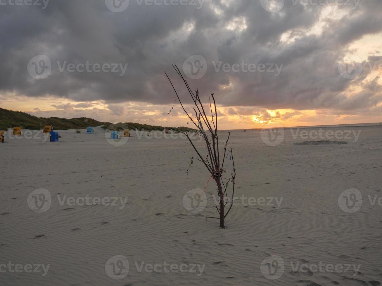 puesta de sol en la playa de juist foto