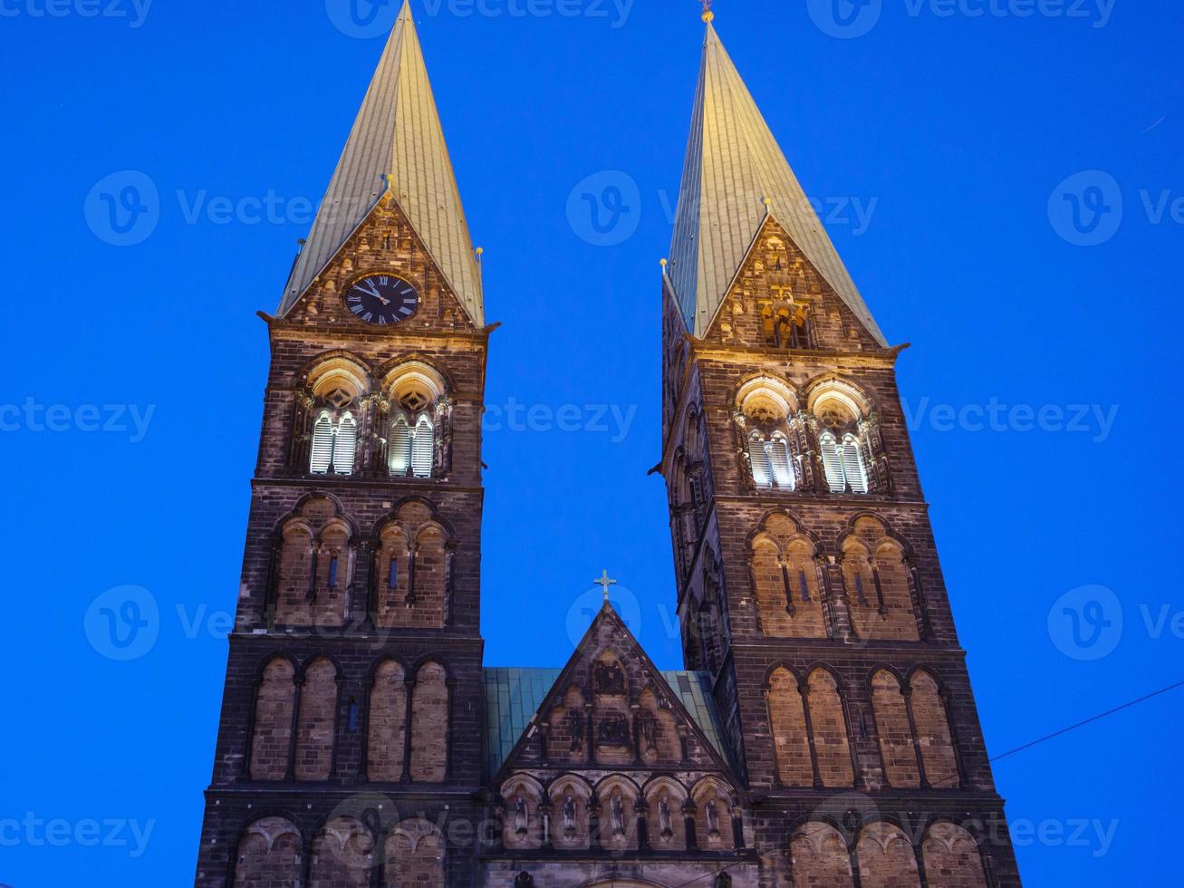 la ciudad de bremen en la noche foto