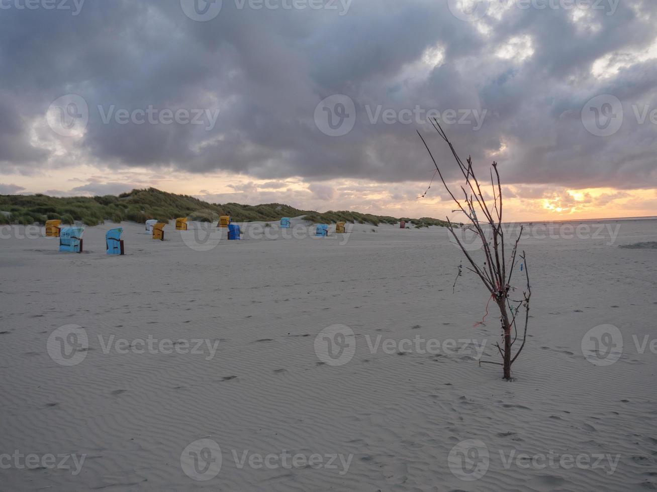 puesta de sol en la playa de juist foto