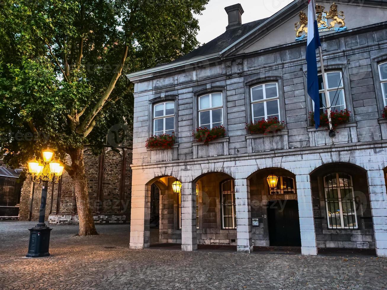 la ciudad de maastricht en el río maas en los países bajos foto