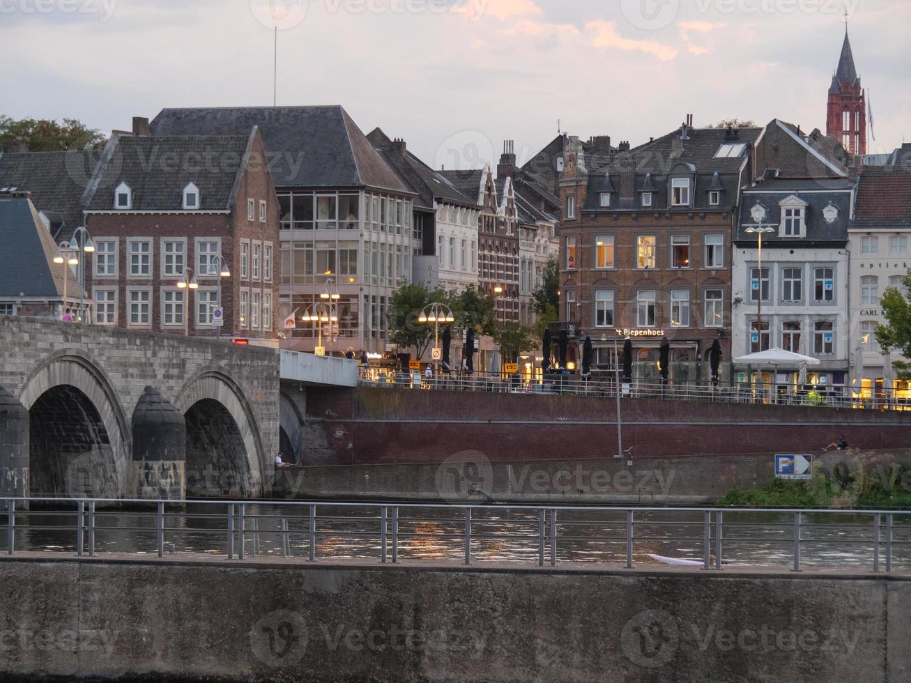 la ciudad de maastricht en el río maas foto