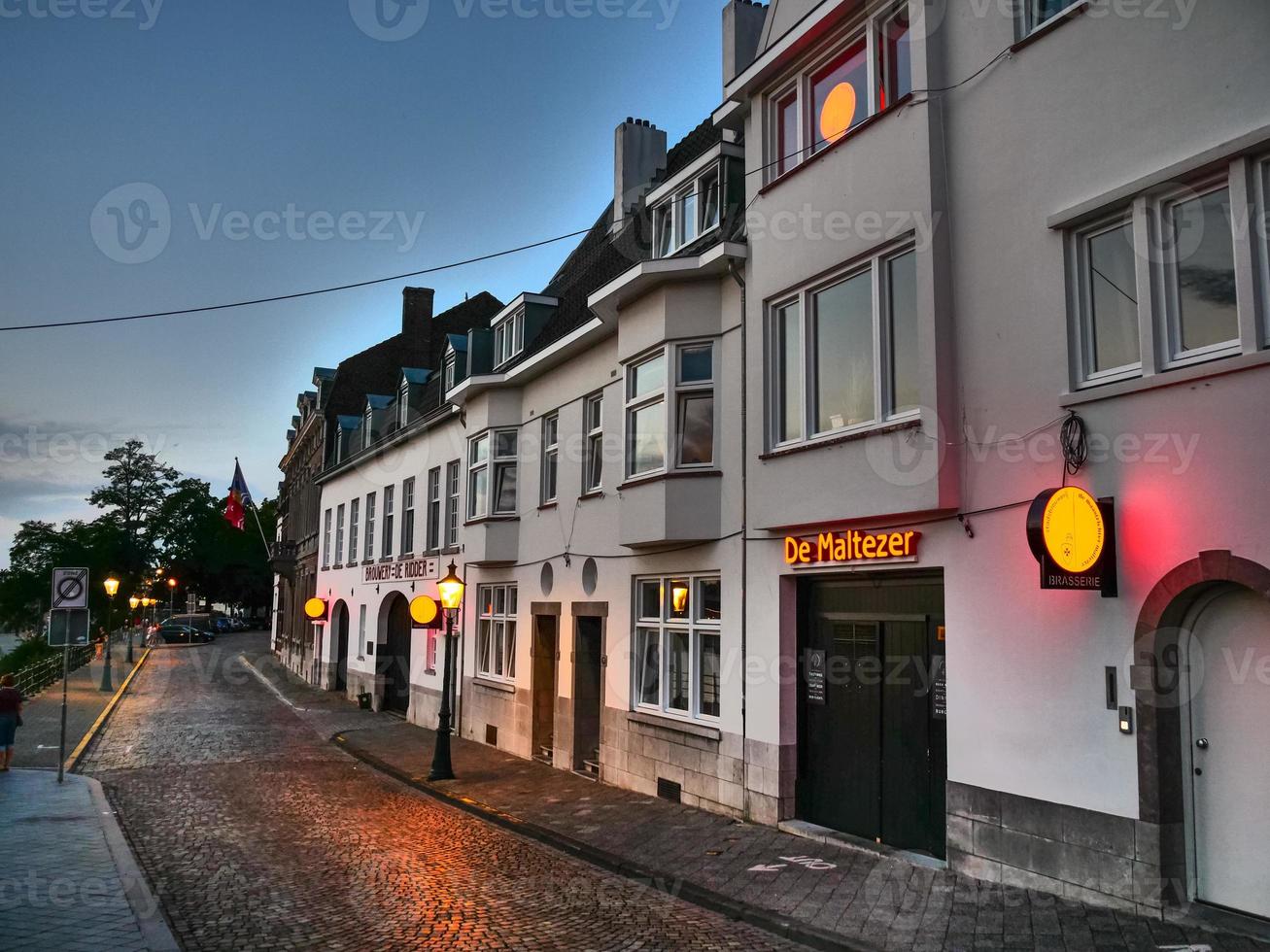 la ciudad de maastricht en el río maas foto