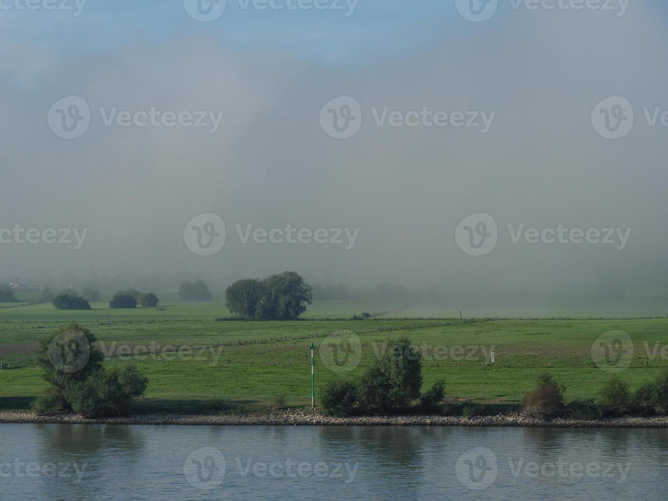 el río rin cerca de wesel por la mañana foto