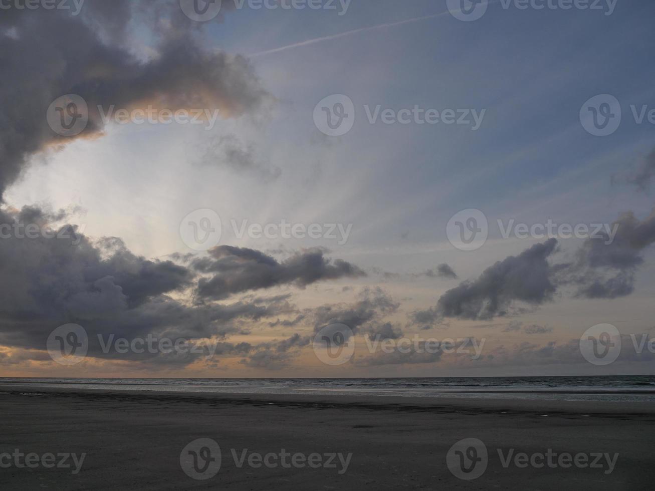 puesta de sol en la playa de juist foto