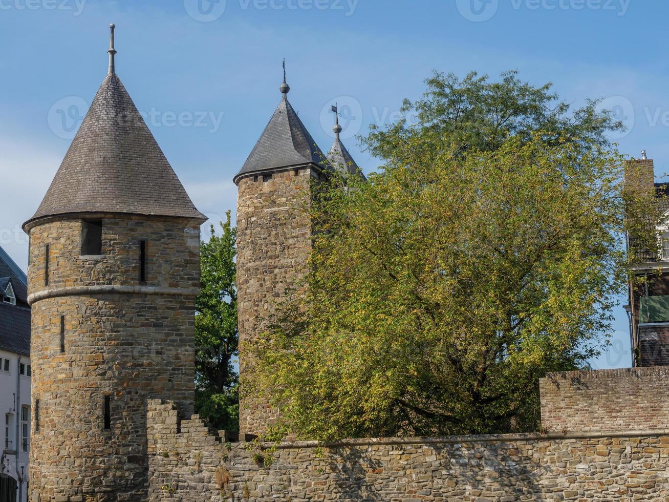 la ciudad de maastricht en el río maas en los países bajos foto