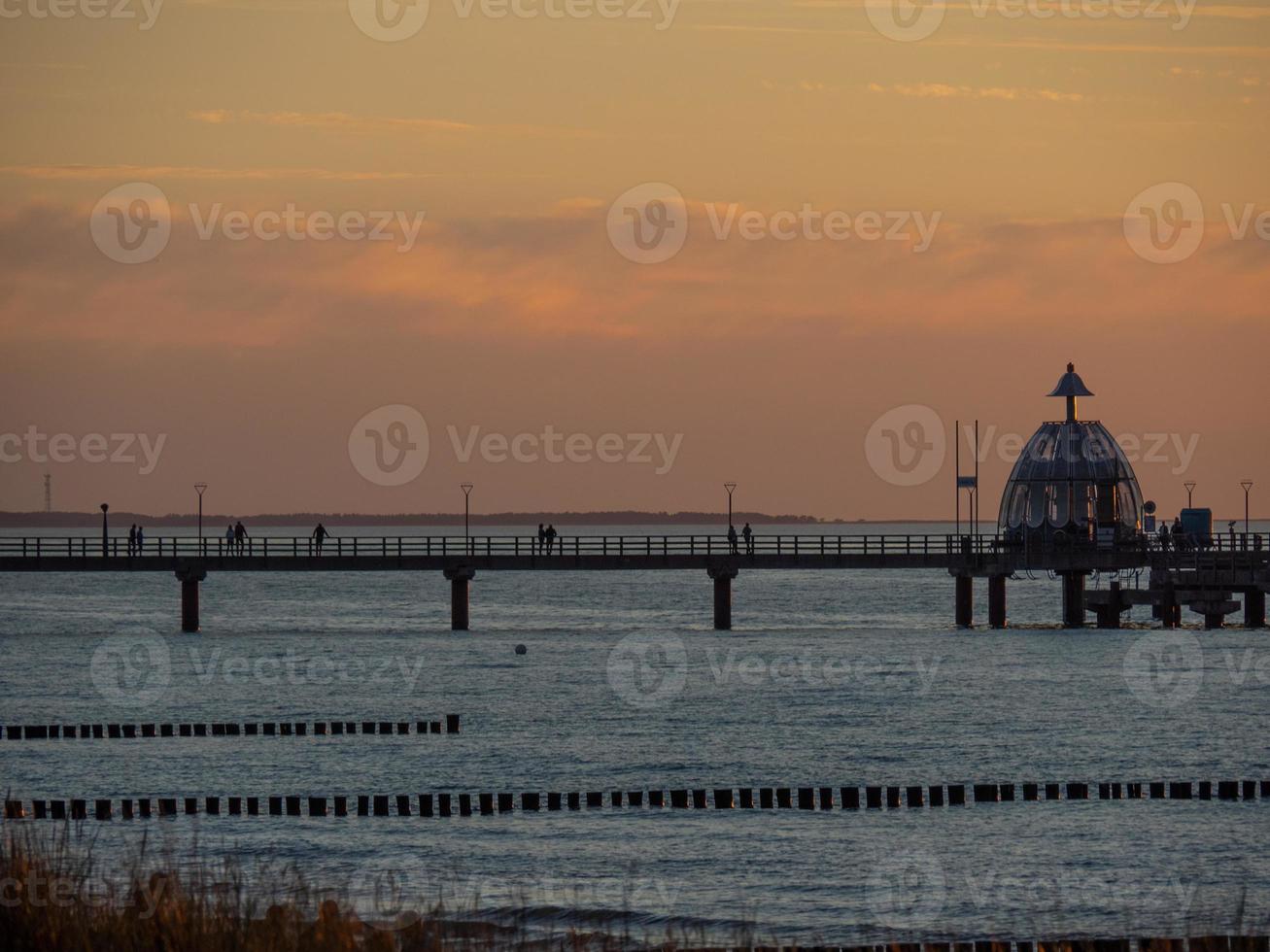 puesta de sol en la playa de zingst foto