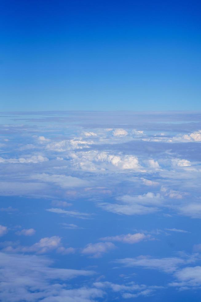 vista de la naturaleza del cielo azul con una nube blanca esponjosa que se usa para la página de papel tapiz, fondo o papel tapiz foto