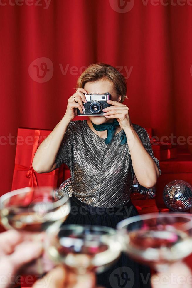 mujer fotógrafa en la celebración de la fiesta. foto