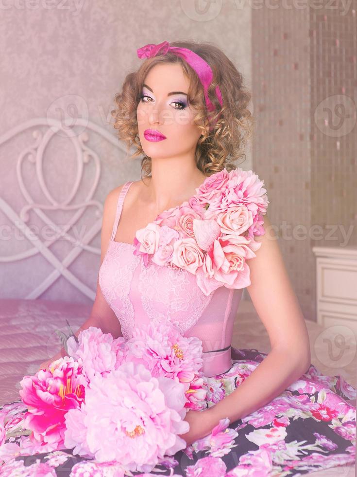 Retrato de mujer joven con vestido colorido con flores en estilo muñeca foto