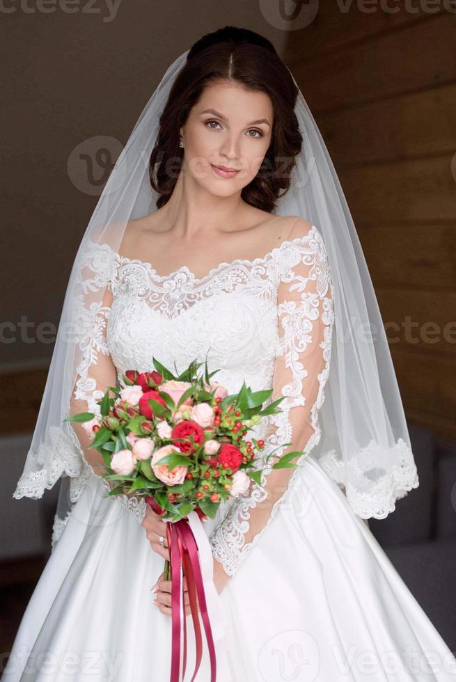 retrato de una bella y atractiva mujer caucásica novia con vestido blanco tradicional europeo con ramo de novia 7755864 Foto de stock en Vecteezy retrato de una bella y atractiva mujer caucásica novia con vestido blanco tradicional europeo con ramo de novia 7755864 Foto de stock en Vecteezy
