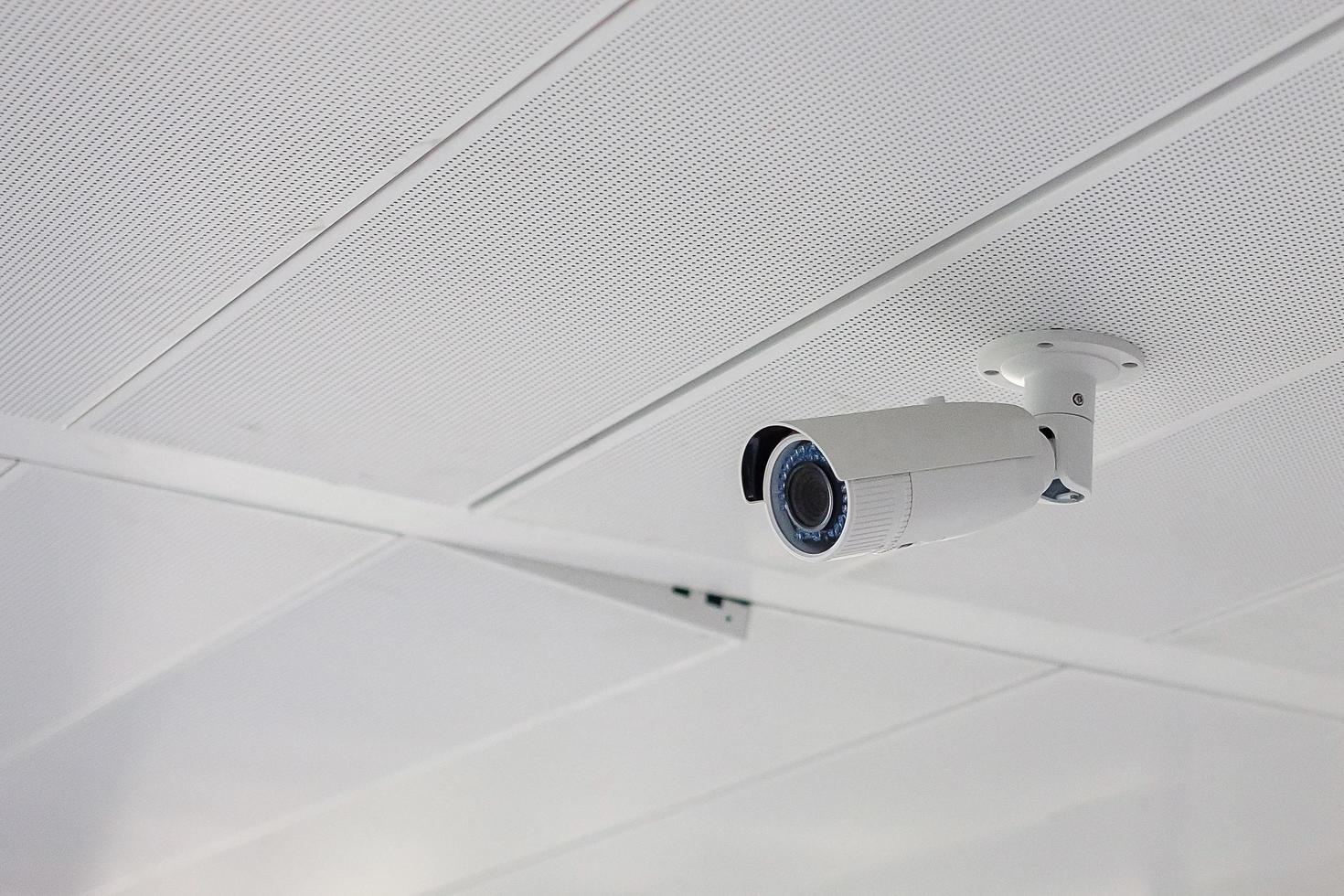 cámara de seguridad moderna con fondo de oficina o casa, cctv para grabar y protección de propiedad para aparcamiento foto