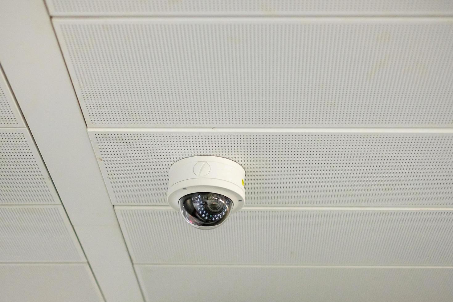 cámara de seguridad moderna con fondo de oficina o casa, cctv para grabar y protección de propiedad para aparcamiento foto