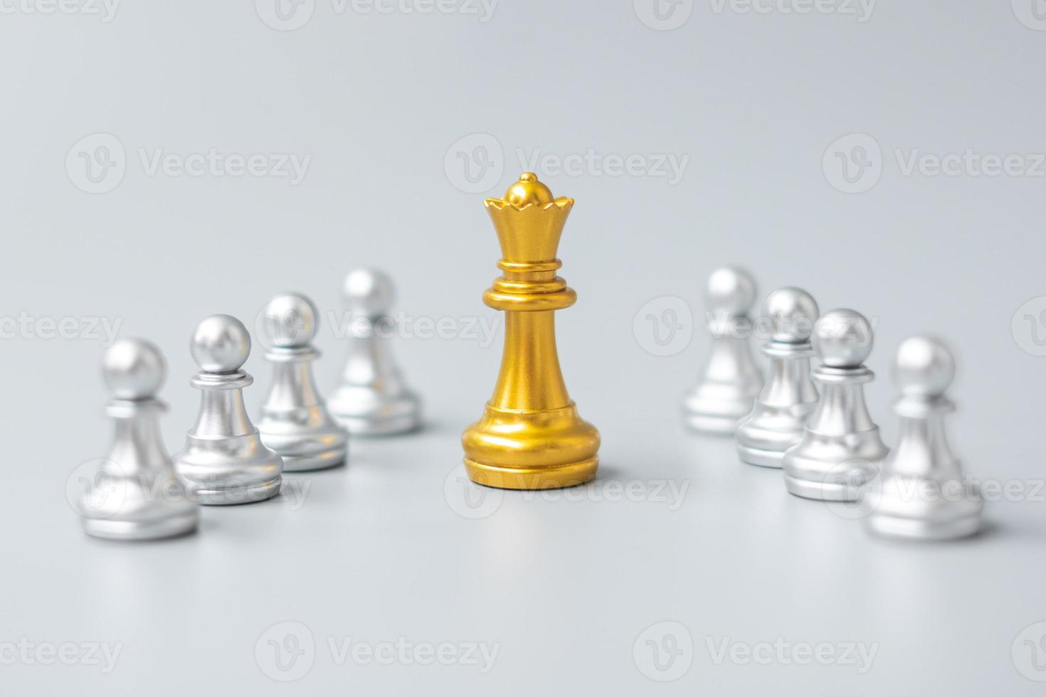 golden chess king pieces or leader businessman stand out of crowd people of silver men. leadership, business, team, teamwork and Human resource management concept photo