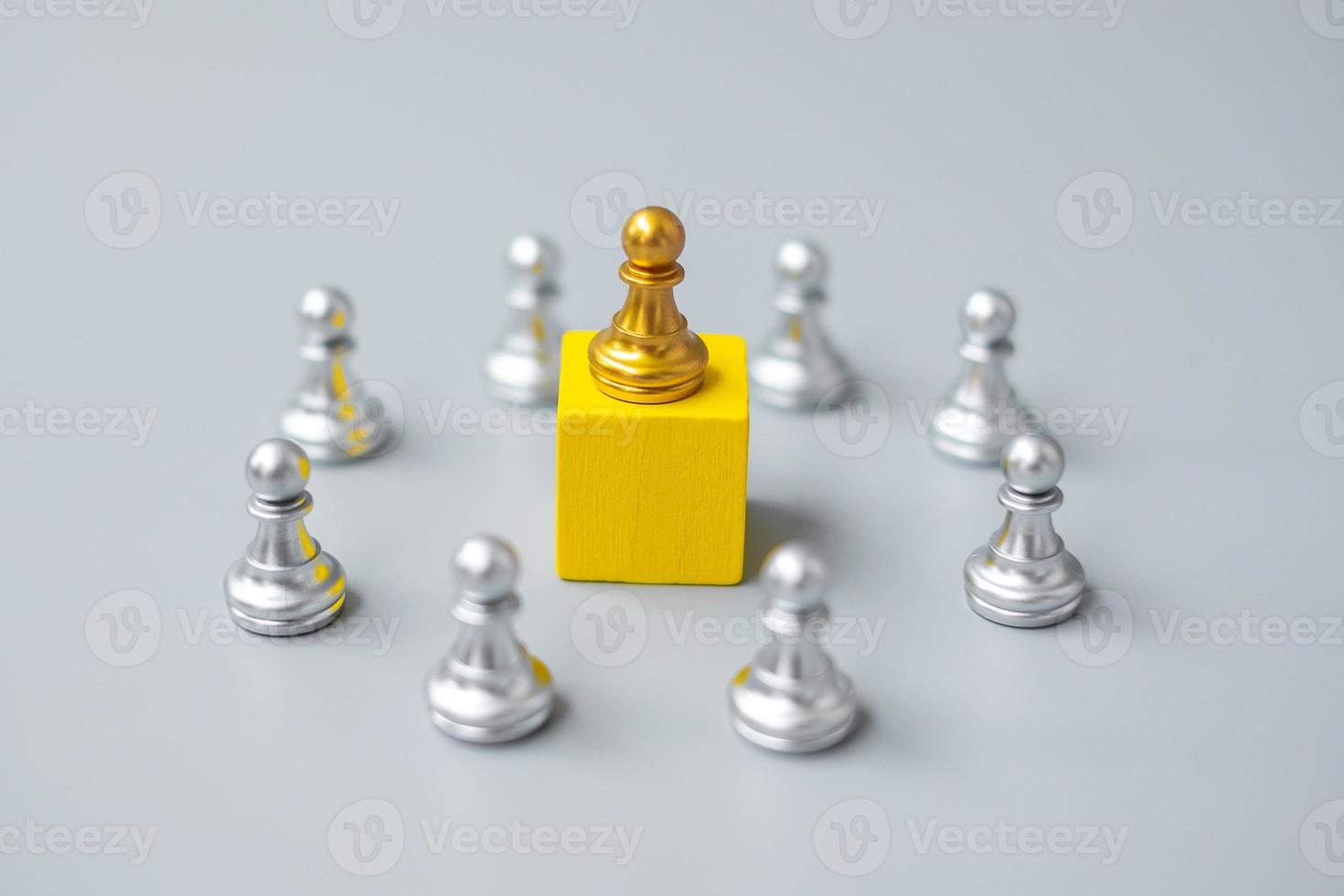 golden chess pawn pieces or leader  businessman with circle of silver men. victory, leadership, business success, team, and teamwork concept photo