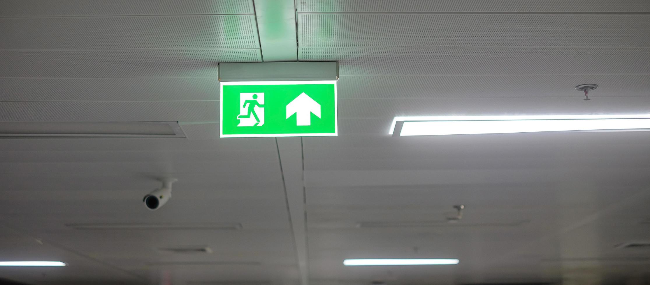 señal de salida de emergencia contra incendios en la pared interior del edificio en la estación de metro. concepto de seguridad foto