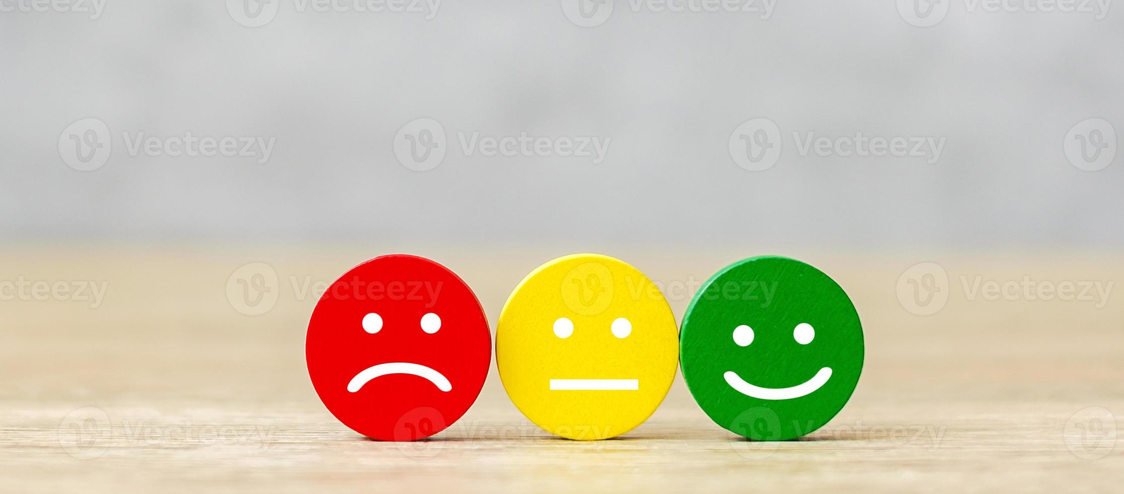 bloque de cara de emoción. el cliente elige el emoticono para las reseñas de los usuarios. calificación de servicio, clasificación, revisión del cliente, satisfacción, estado de ánimo, evaluación y concepto de retroalimentación foto