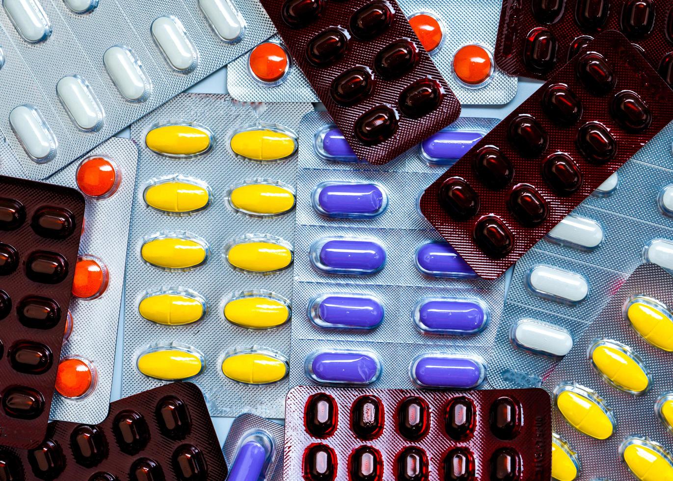 pila de pastillas de colores en blisters. concepto de salud global. uso de medicamentos analgésicos para aliviar el dolor. foto